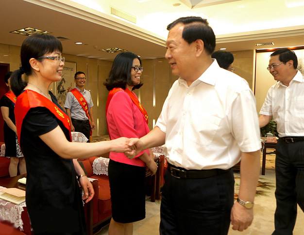 夏宝龙书记与张赛飞校友握手